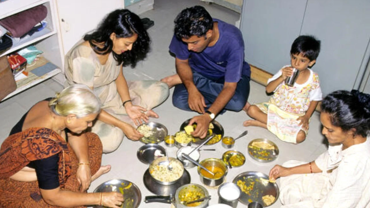 Health Tips : డైనింగ్ టేబుల్పై కంటే కింద కూర్చుని తింటే ఎన్ని లాభాలున్నాయో తెలుసా..! Benefits of Sitting : 5 Reasons Why Sitting on the Floor When Eating Is Good